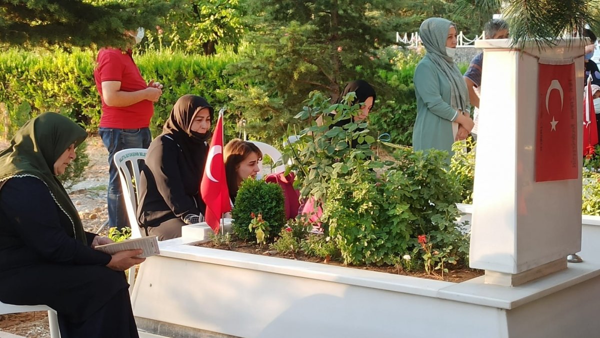 Şehitlikte hüzünlü bayramlaşma