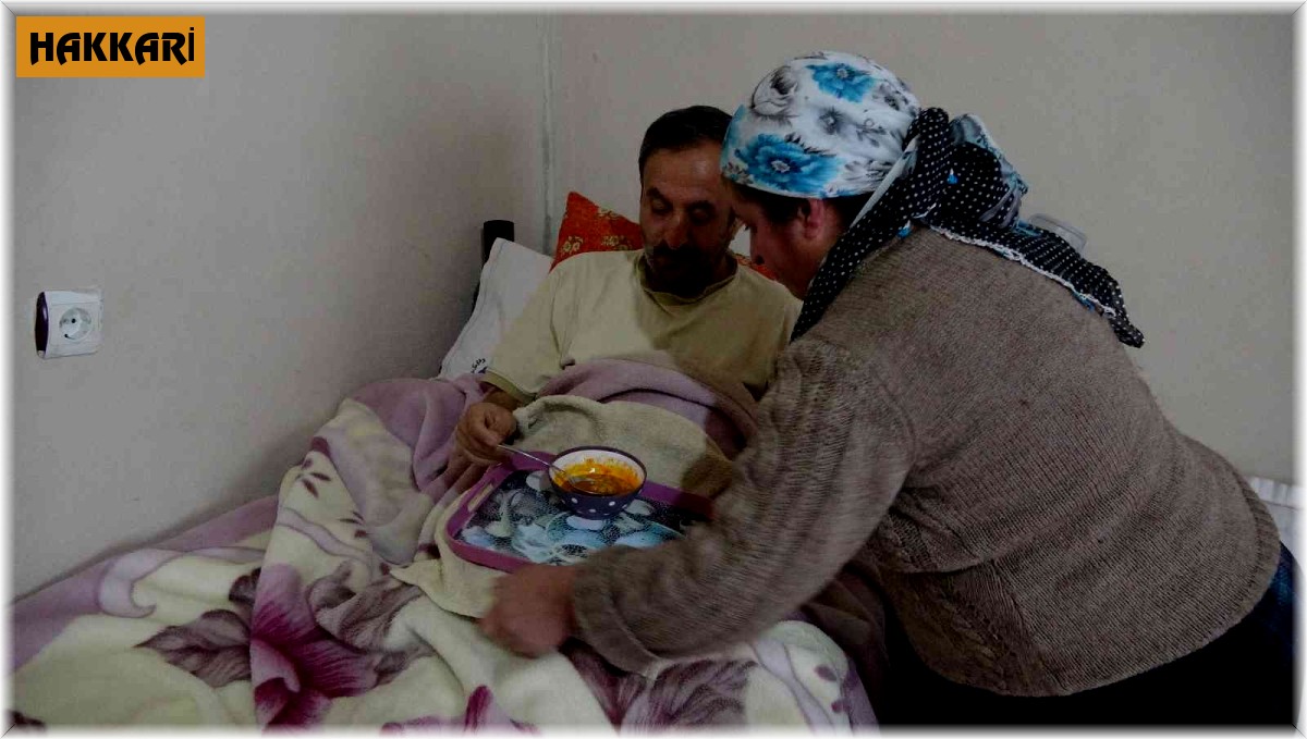 Sekeli hastası eşine 3 yıldır gözü gibi bakıyor