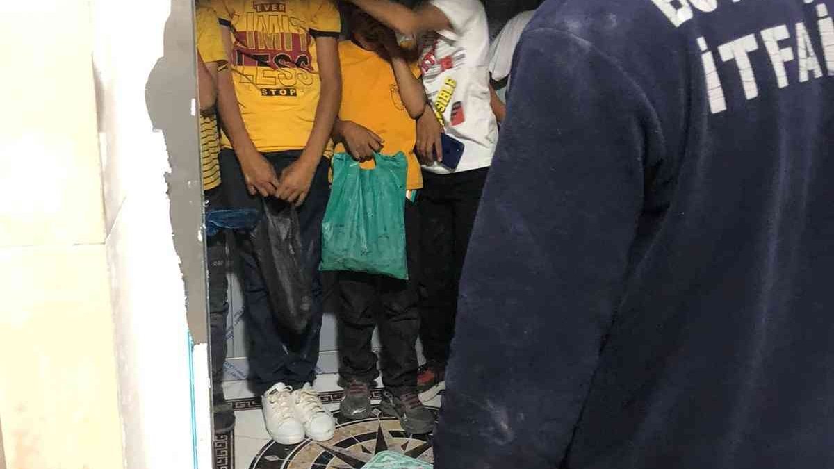 Şeker toplamak için girdikleri binanın asansöründe mahsur kaldılar