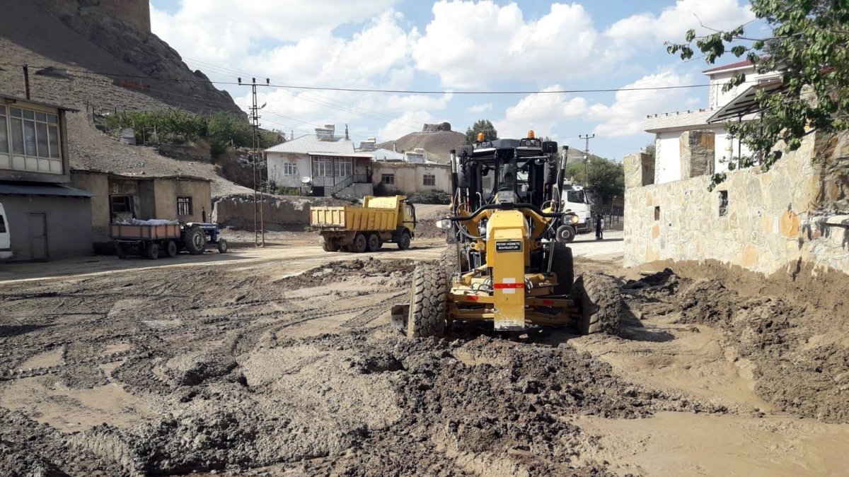 Sel bölgelerinde başlatılan altyapı çalışmaları sürüyor