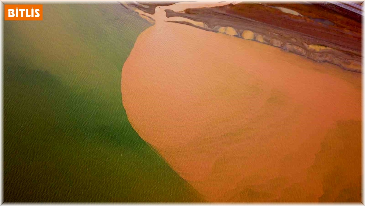 Sel suları Van Gölü'nü kahverengiye boyadı