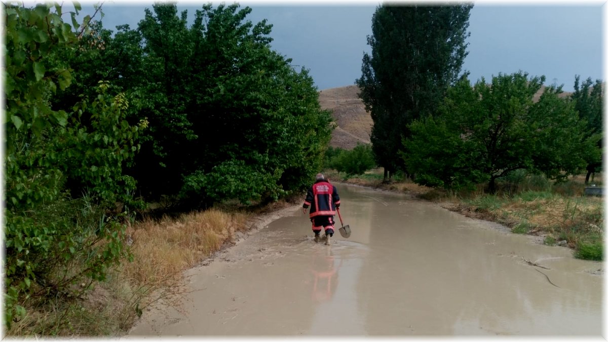 Sel yolu araç trafiğine kapattı