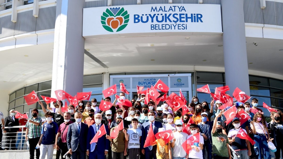 Selahattin Gürkan, dereceye giren öğrencilere ödüllerini verdi