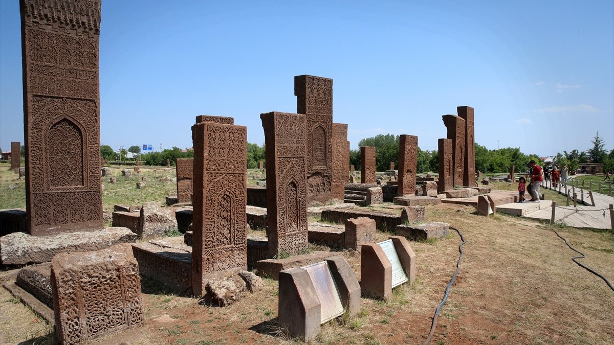 Selçuklu Meydan Mezarlığı'nda bayramda ziyaretçi yoğunluğu yaşandı