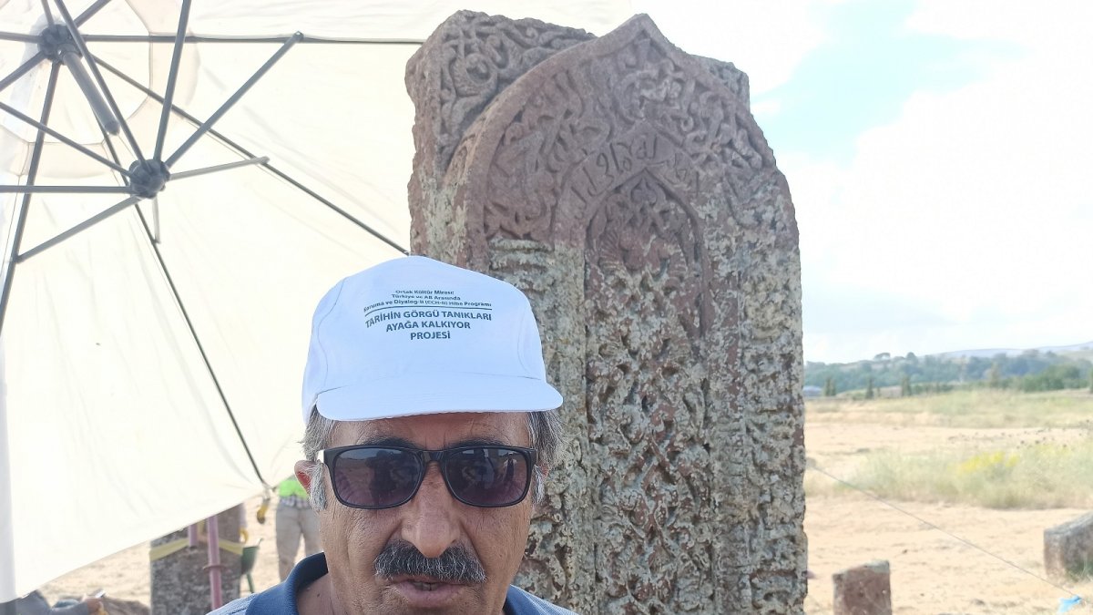 Selçuklu Meydan Mezarlığında İlhanlı dönemine ait kemerli yeni mezar taşı tespit edildi