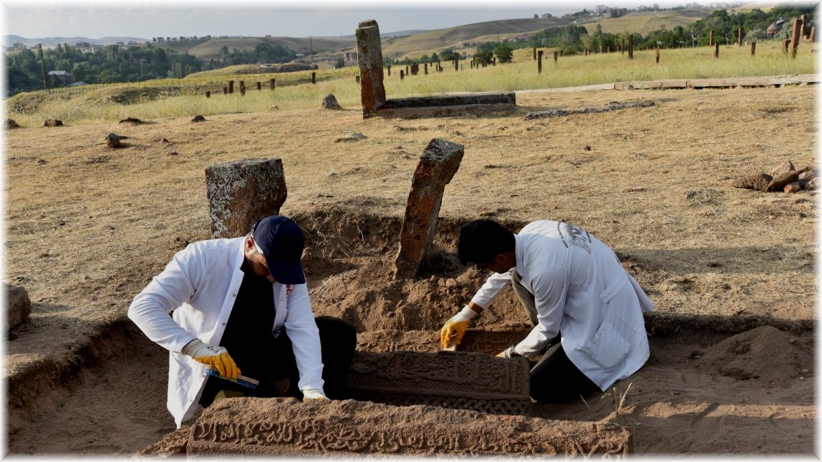 Selçuklu Meydan Mezarlığı’nda yeni mezarlar gün yüzüne çıkarılıyor