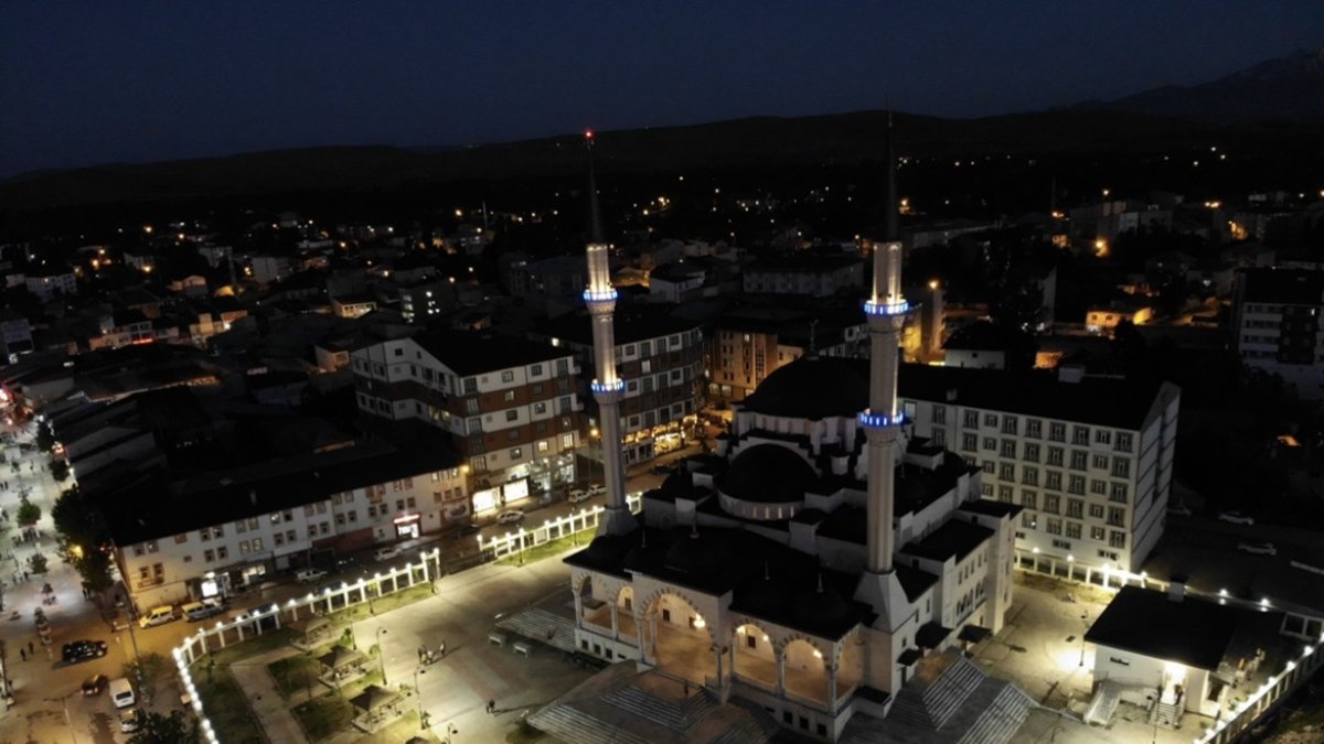 Selçuklu mimarisiyle yapılan Recep Tayyip Erdoğan Camii göz kamaştırıyor