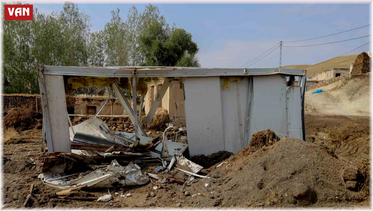 Selde sürüklenen konteynerden son anda kurtuldu