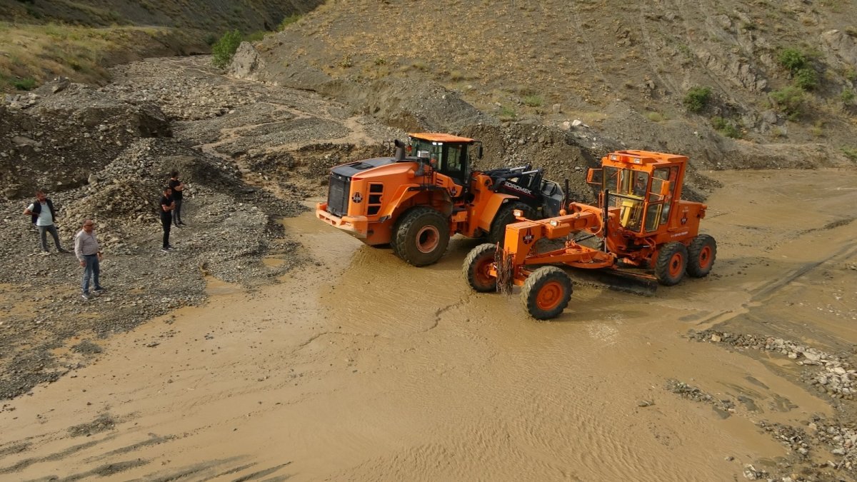 Selden dolayı kapanan Yüksekova-Van karayolu ulaşıma açıldı
