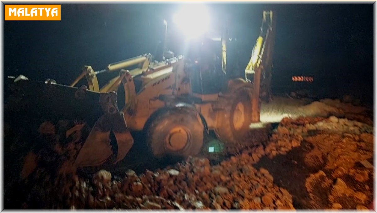 Selin sürüklediği kayalar yolları kapattı