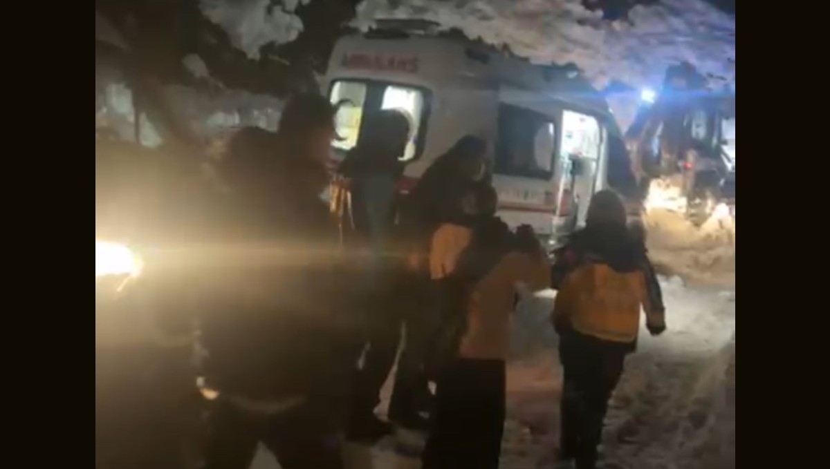 Şemdinli'de 1 metrelik karda hayat mesaisi: Zehirlenen 12 kişi için ekipler seferber oldu