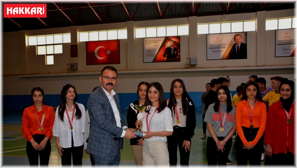 Şemdinli'de dereceye giren öğrencilere ödülleri verildi