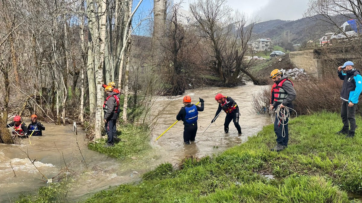 Şemdinli'de dereye düşen 8 yaşındaki Osman Taş için aramalar yeniden başladı