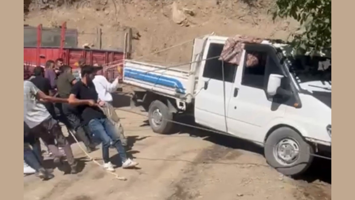 Şemdinli'de halatlı kurtarma operasyonu: Kamyonet uçurumun kenarından kurtarıldı
