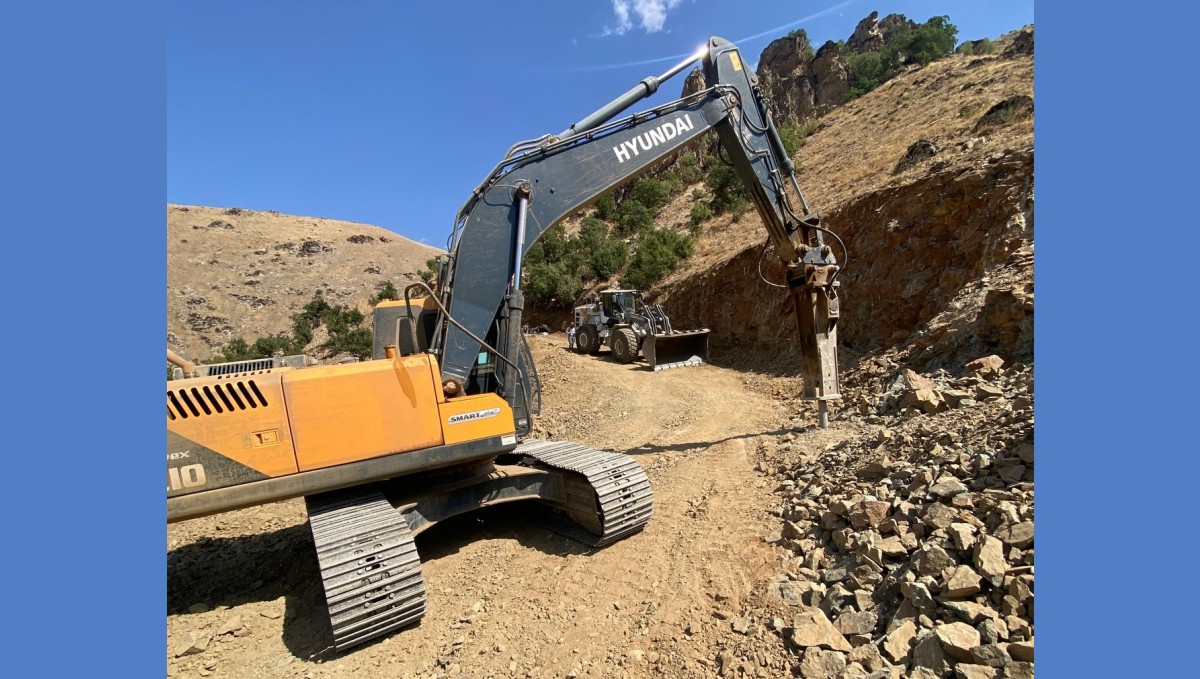 Şemdinli'de iki mezraya yeni yol yapılıyor