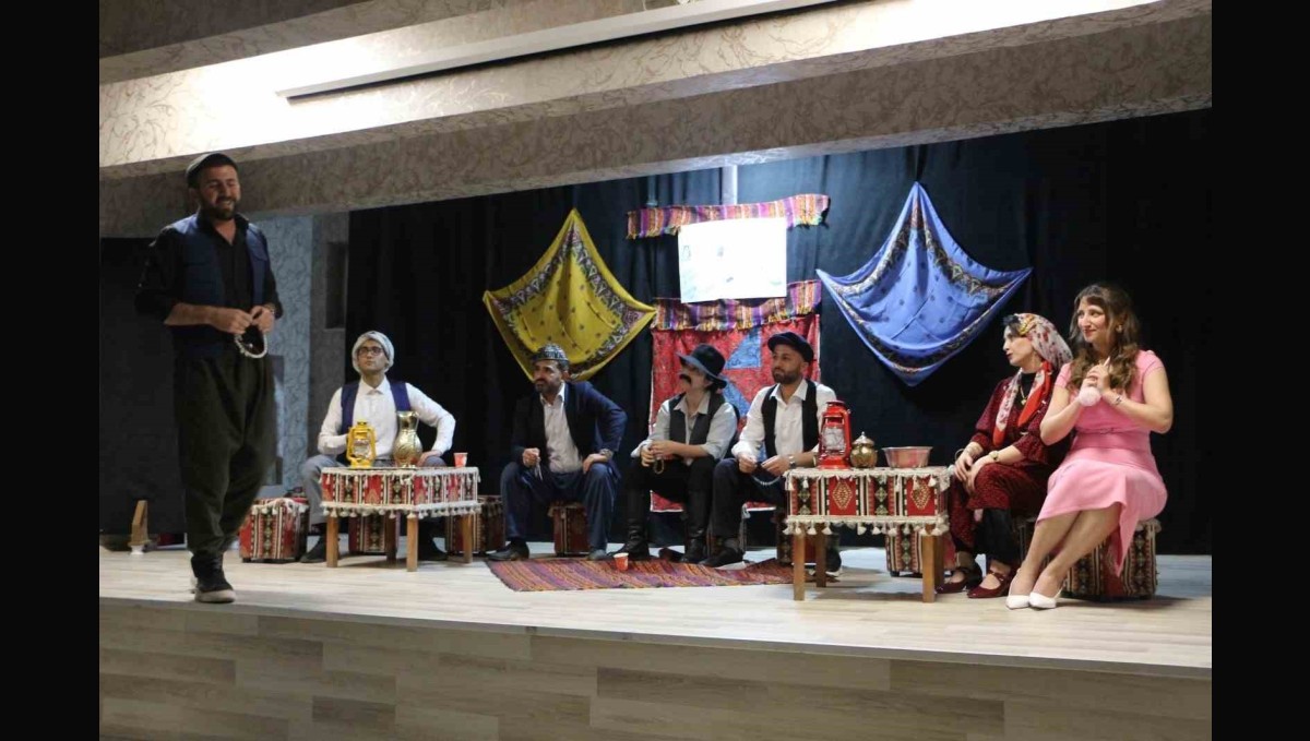 Şemdinli'de 'Komşu Köyün Delisi" tiyatro oyunu sahnelendi