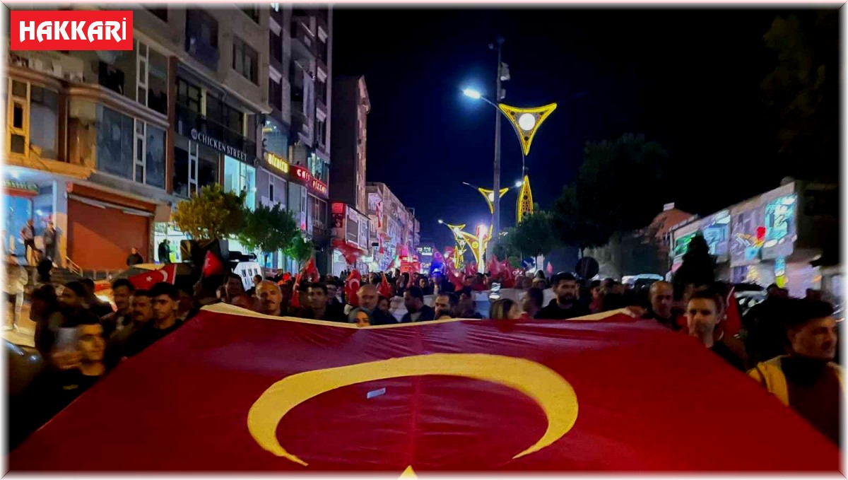 Şemdinli'de metrelerce uzunluğunda Türk Bayrağı Cumhuriyet bayramı için açıldı