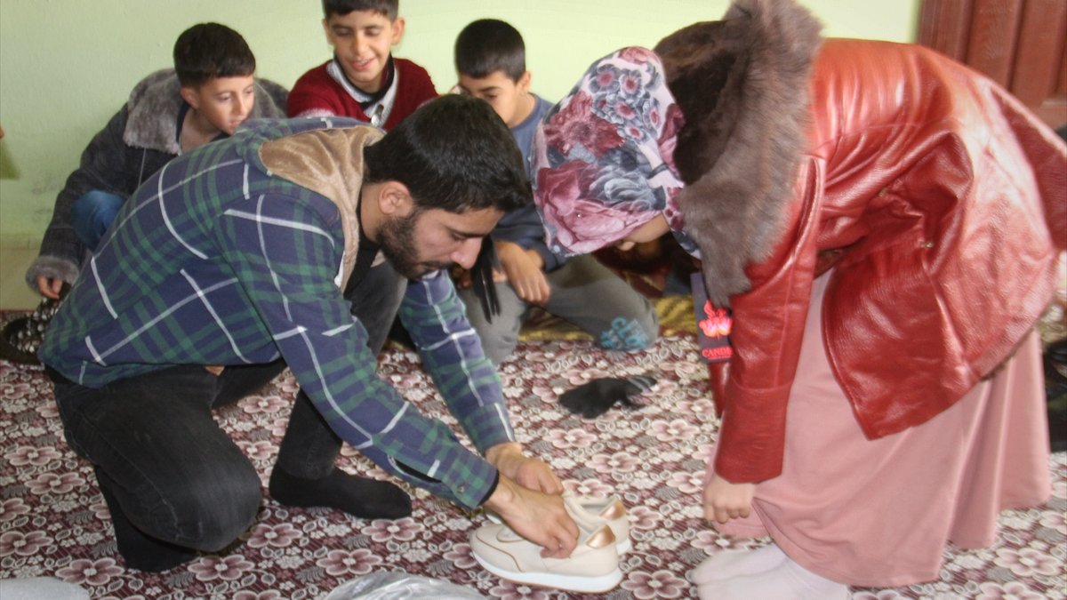 Şemdinli'de öğrencilere giyim ve ayakkabı desteği