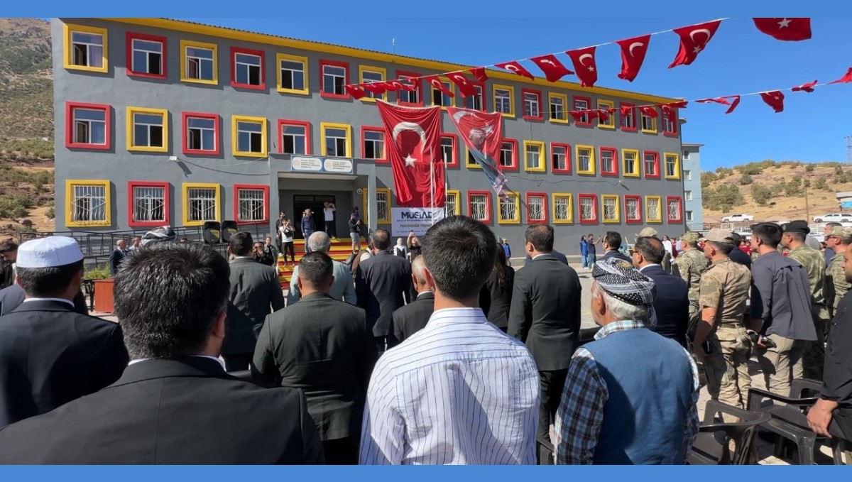 Şemdinli'de onarılan okul, öğrencilerine kapılarını açtı