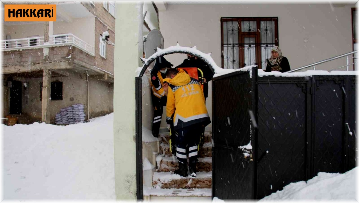 Şemdinli'de rahatsızlanan kadın hastaneye ulaştırıldı