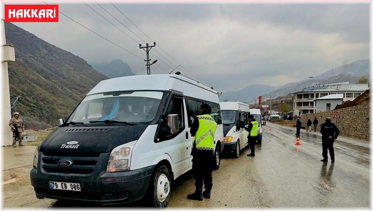 Şemdinli'de servis araçları denetlendi