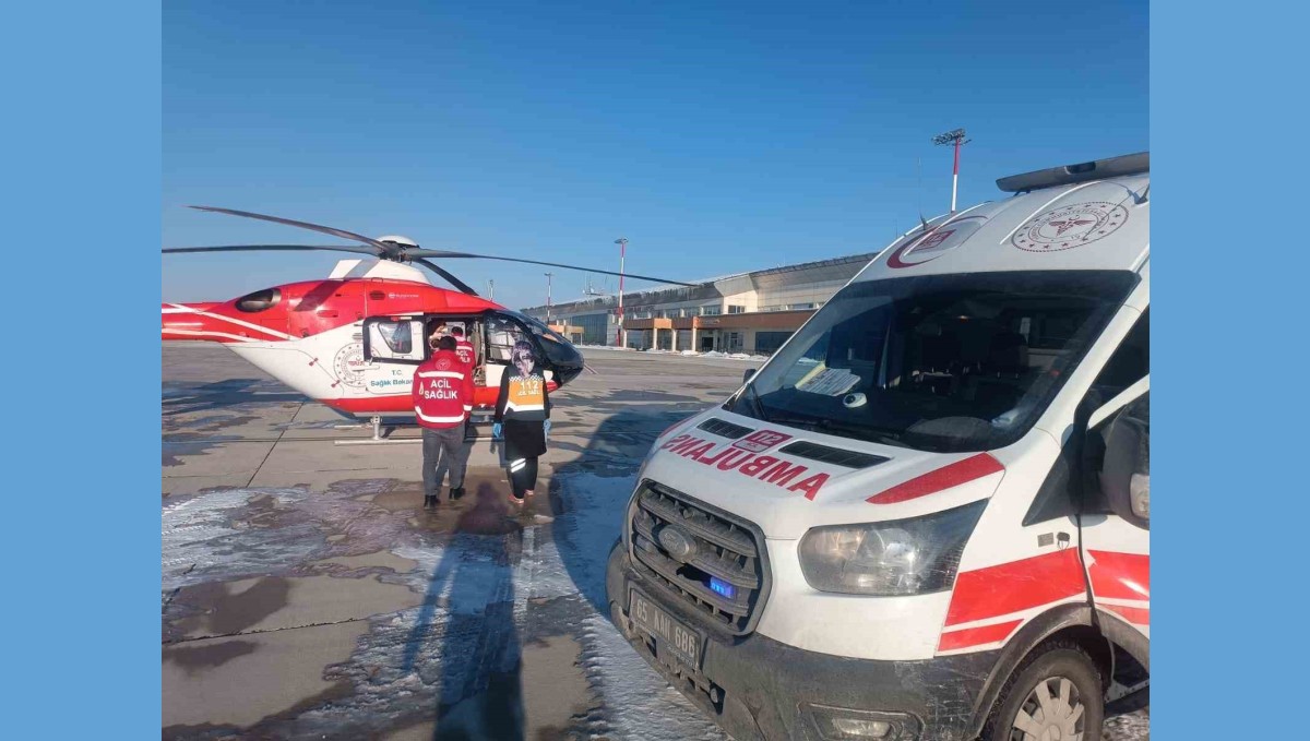 Şemdinli'de sıcak su yanığı olan bebek helikopter ambulansla Van'a sevk edildi