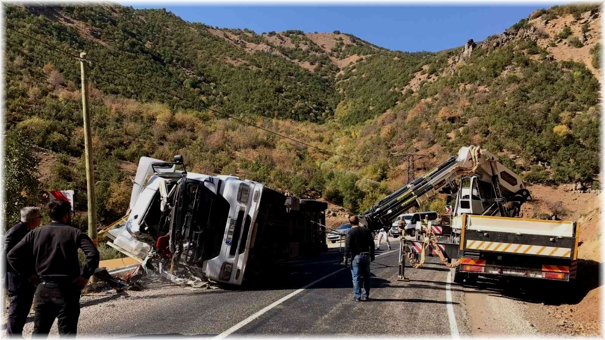 Şemdinli'de tır devrildi: 1 ölü