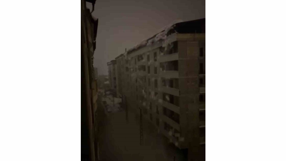 Şemdinli'de tonlarca ağırlıktaki kar kütlesi elektrik direklerini devirdi