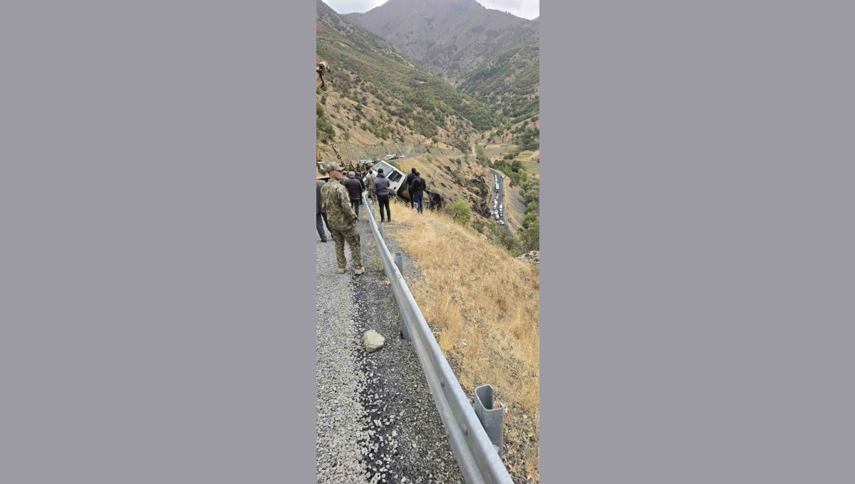 Şemdinli'de uçuruma düşen kamyonu askeri vinç kurtardı