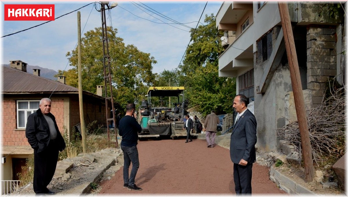 Şemdinli'de yol asfaltlama çalışması