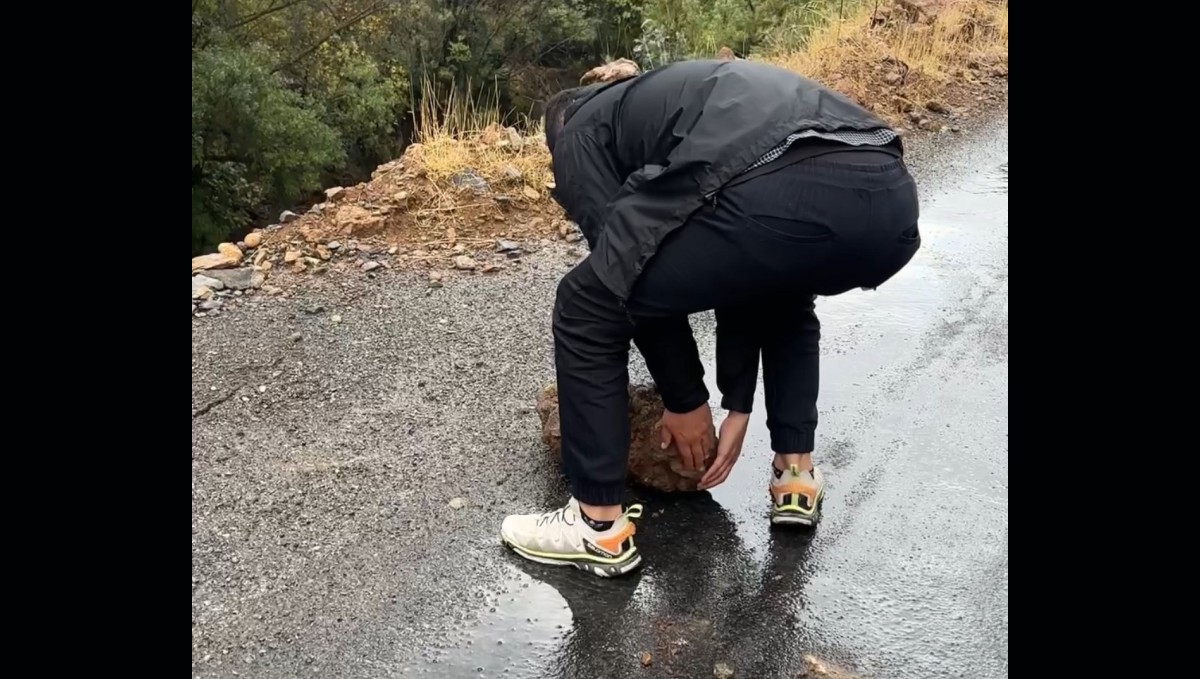 Şemdinli-Derecik karayoluna düşen kaya parçalarını dağcılar temizledi