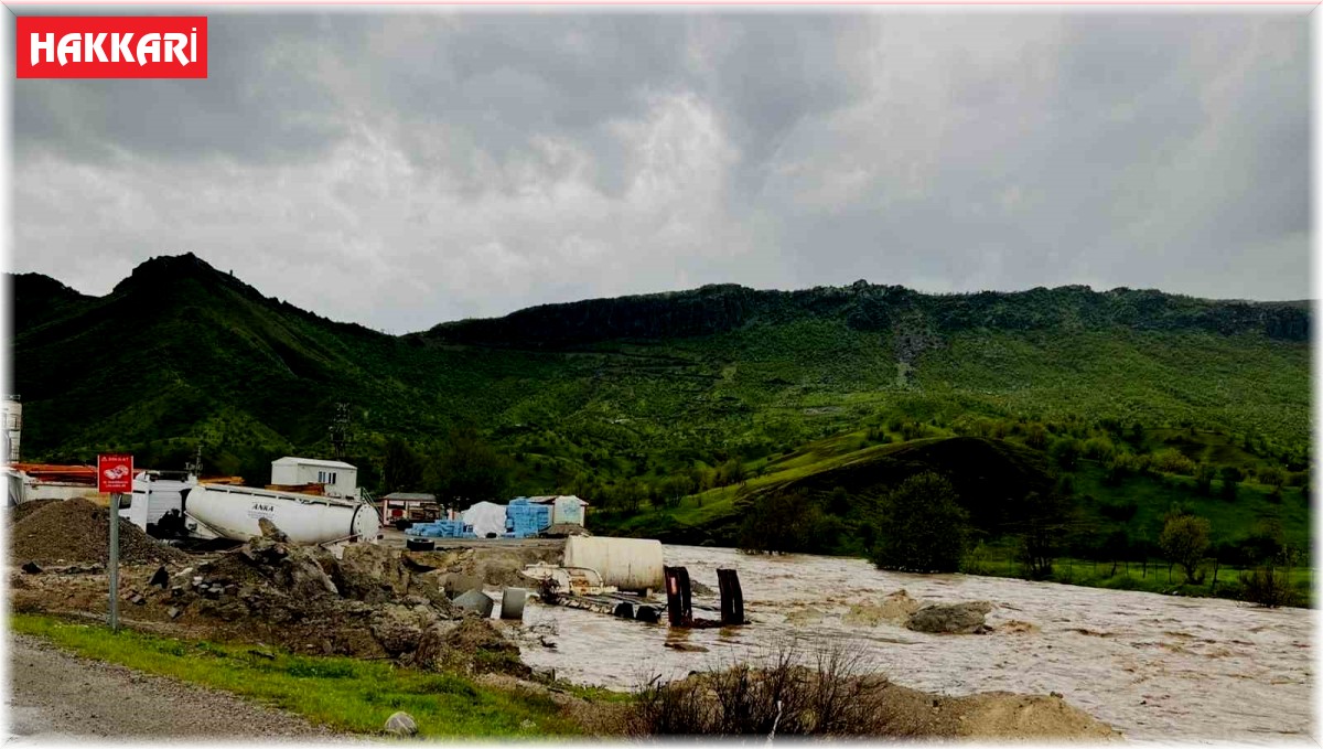 Şemdinli-Derecik yolu yoğun sağanak nedeniyle ulaşıma kapatıldı
