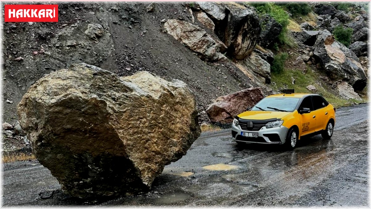 Şemdinli-Derecik yoluna kaya düştü, taksi şoförü son anda kurtuldu