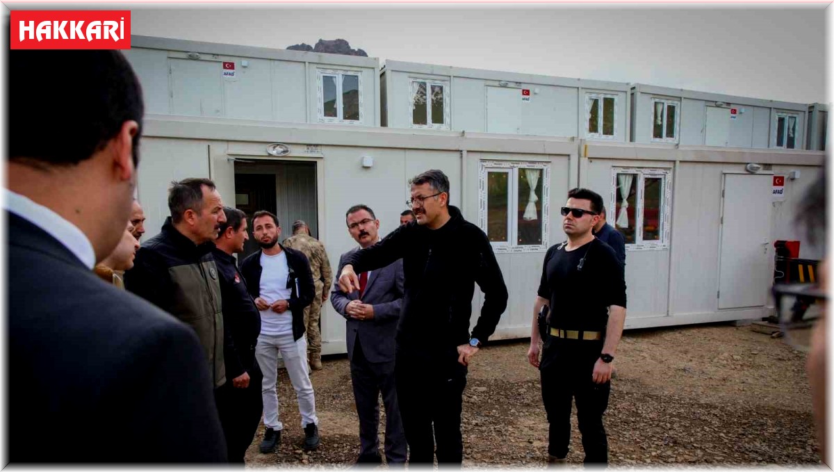 Şemdinli'ye muhtemel depreme hazırlık için konteyner nakliyatı