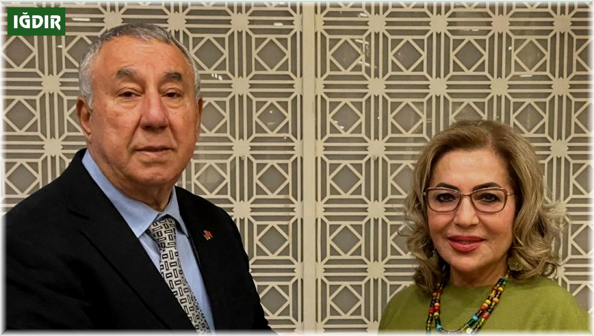 Serdar Ünsal'dan Azer Yaycılı'ya plaket