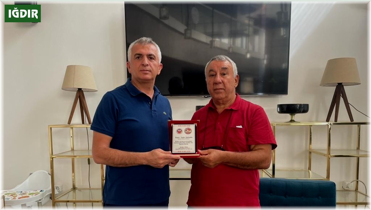 Serdar Ünsal'dan Azertaç temsilcisi Sabir Şahtahtı'ya plaket