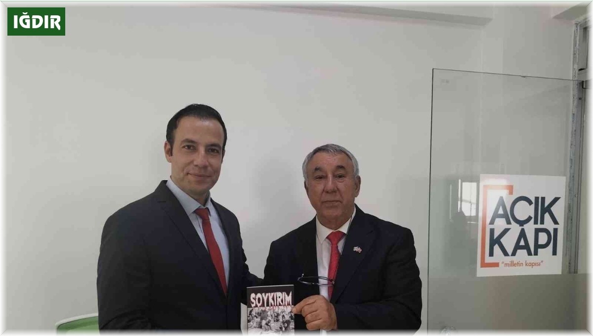 Serdar Ünsal, Selçuk Alakan'a soykırım kitabını hediye etti