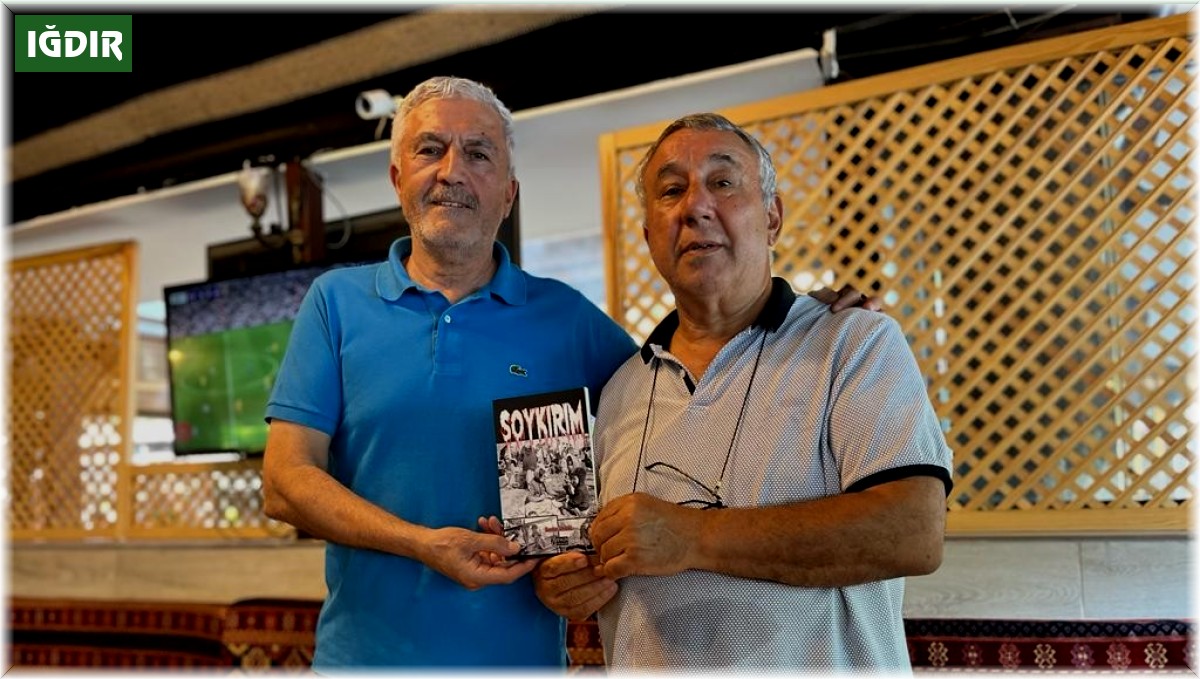 Serdar Ünsal 'Soykırım' kitabını İsa Yaşar Tezel'e hediye etti