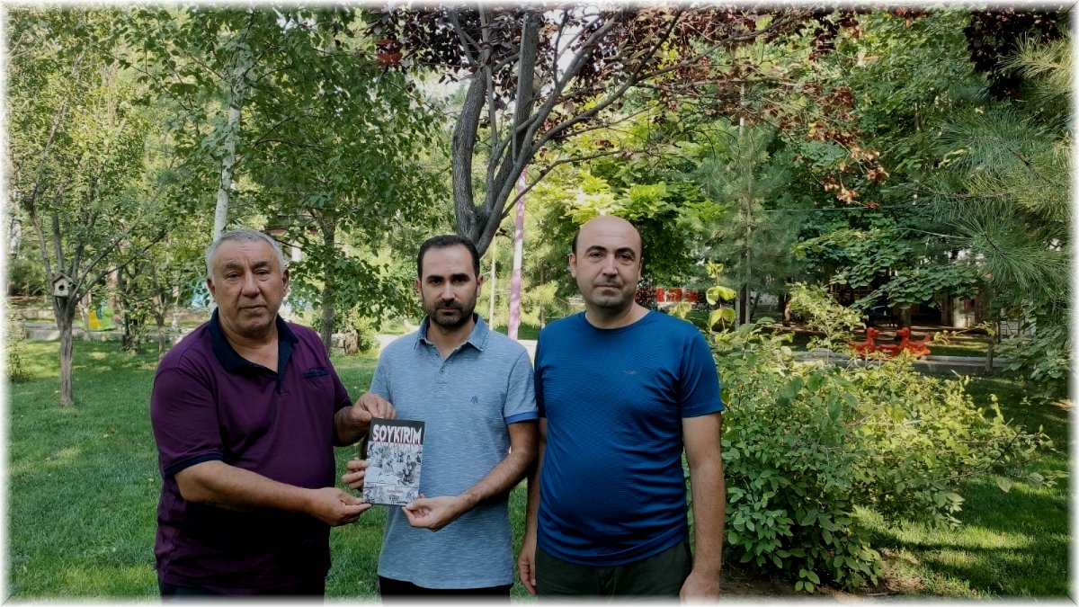 Serdar Ünsal Soykırım kitabını Turan ve Kılıç'a hediye etti