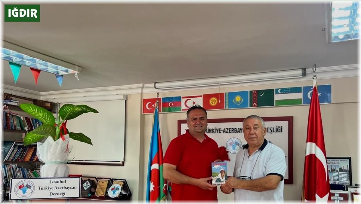 Serdar Ünsal, 'Soykırım ve Yüreğim İrevan'da Kaldı' romanını Abbas Uçar'a hediye etti