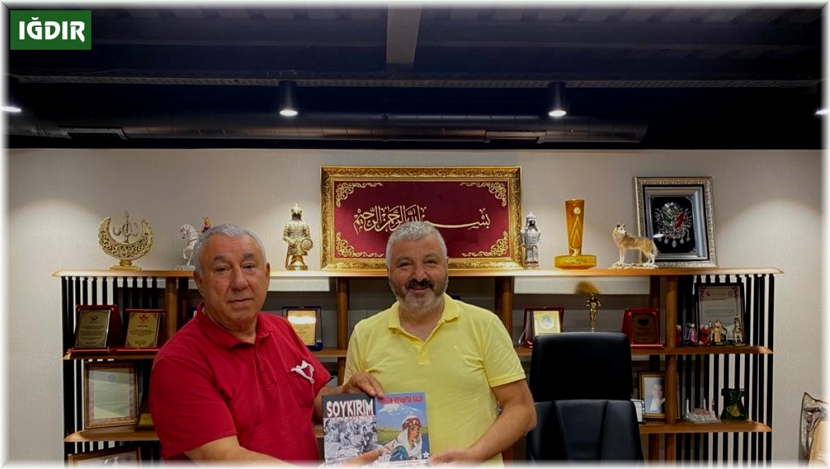 Serdar Ünsal, 'Soykırım Ve Yüreğim İrevan'da Kaldı' romanını Mehmet Sadıç'a hediye etti