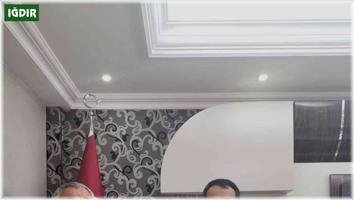 Serdar Ünsal "Yüreğim İrevan'da Kaldı "romanını Vali Yardımcısı Abdulkadir Şahin'e hediye etti