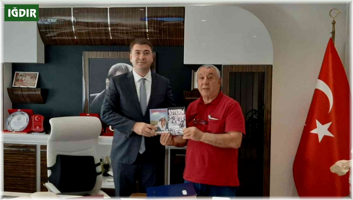 Serdar Ünsal, ' Yüreğim İrevan'da kaldı' romanını Vali Yardımcısı Ömer Said Karakaş'a hediye etti