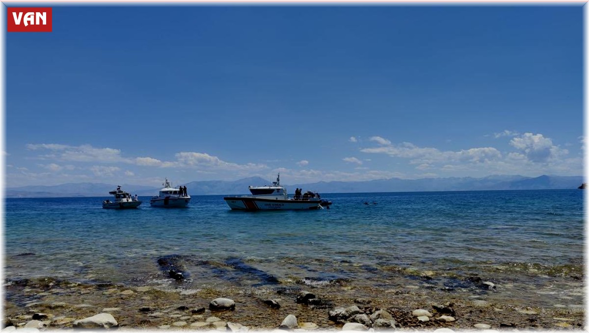 Serinlemek için Van Gölü'ne giren 2 kişi boğuldu