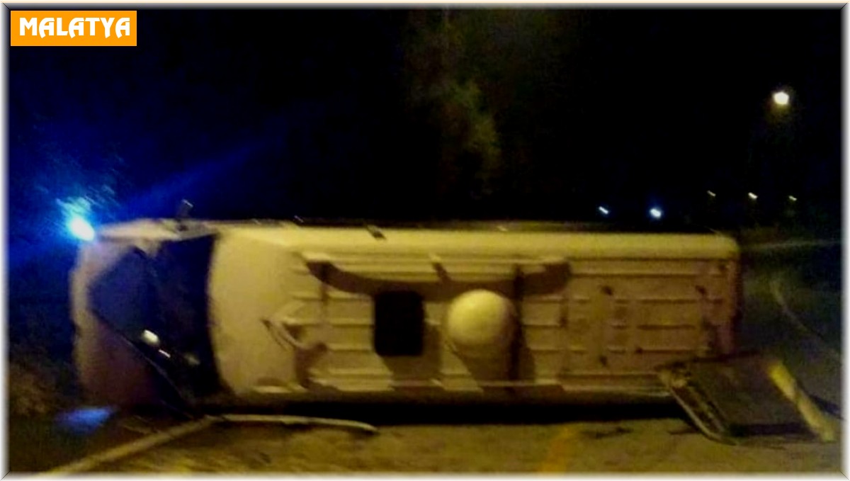 Servis aracı ile hafif ticari araç çarpıştı: 1 yaralı