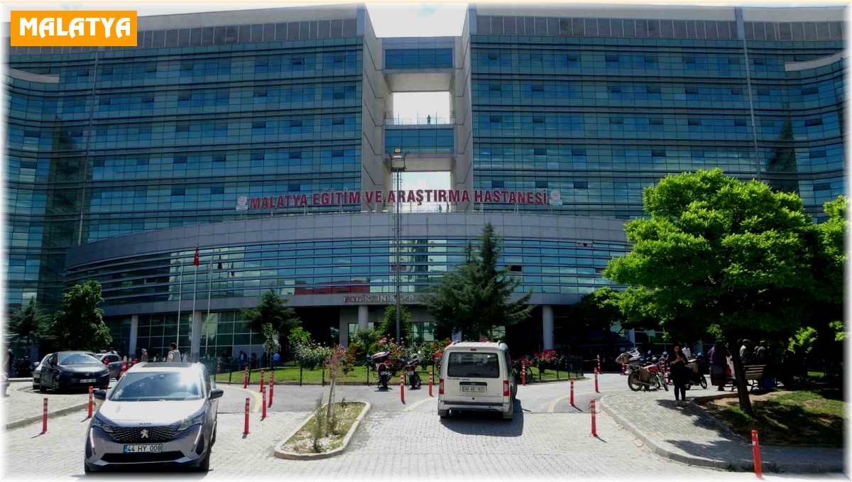 Servis aracının çarptığı yaya yaralandı