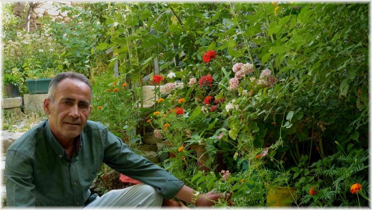 Sesiyle gönüllere, kurduğu bahçeyle göze hitap ediyor