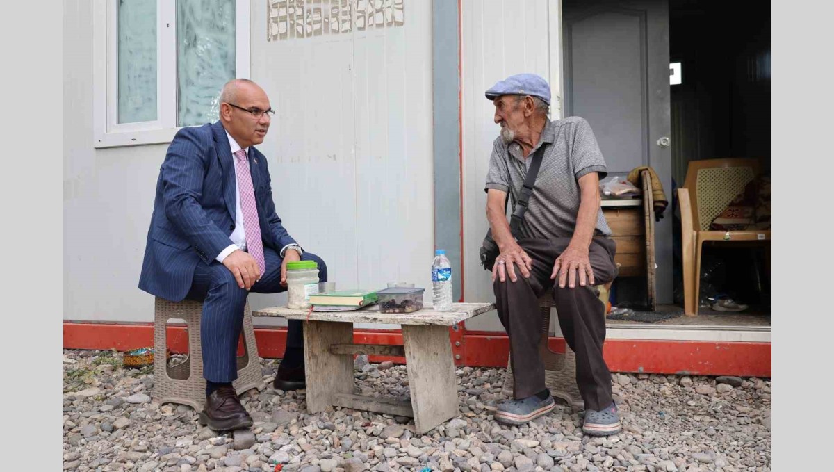 Sevdiğini 60 yıldır bekleyen "Memiş Dayı" Vali Koç'u duygulandırdı