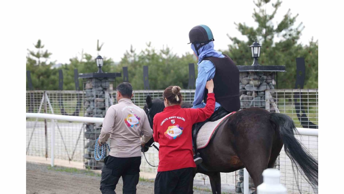 Sevgi evlerindeki çocuklar 23 Nisan'ı hipodromda coşkuyla kutladı