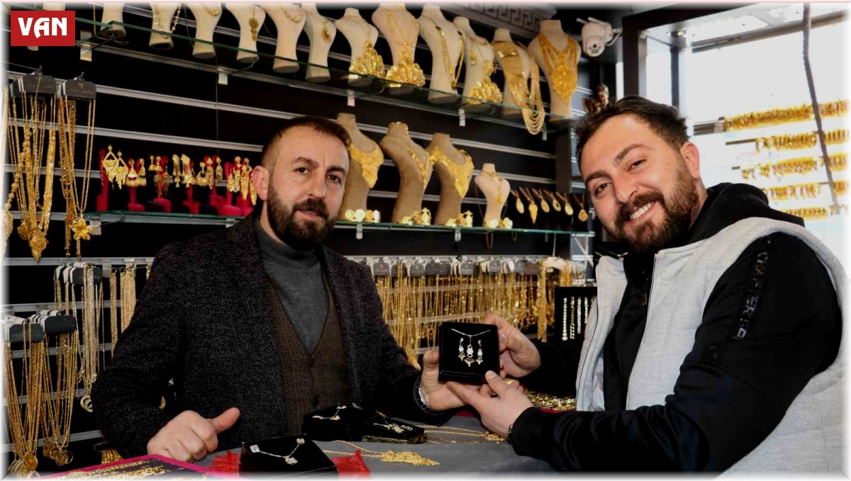 Sevgililer Günü'nde imitasyon ürünlere yoğun ilgi